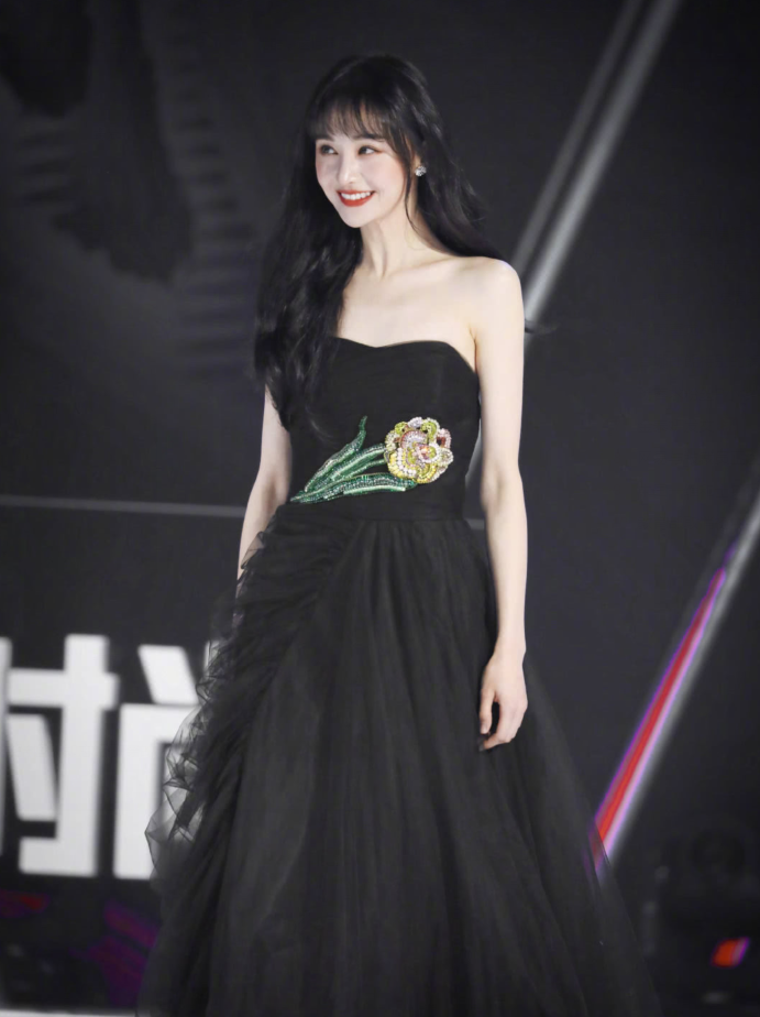 郑爽出席时尚活动,大胆挑战露背晚礼服,网友:小爽终于