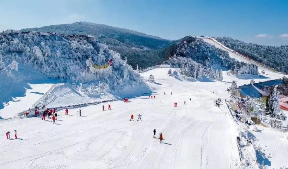 玉舍雪山滑雪场是中国最低纬度的高山滑雪场.