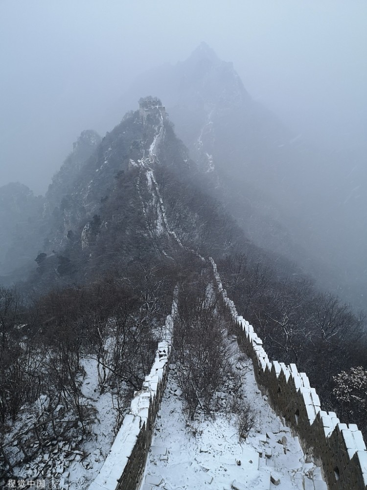 北京:箭扣长城迎来初雪 银装素裹分外妖娆