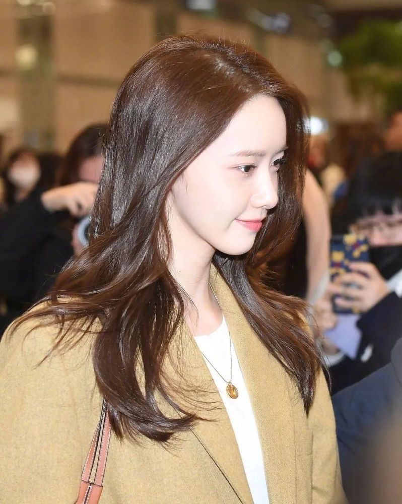 林允儿的西装私服谁不说绝,新闻图绝美,揣个兜就是可爱的林小葵