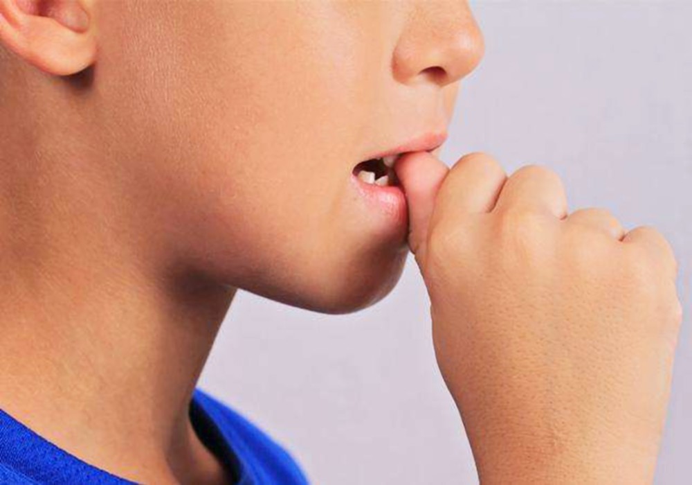 孩子为啥喜欢咬指甲,是微量元素缺乏吗?