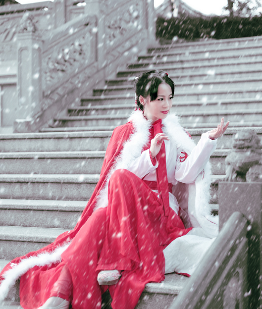诛仙角色陆雪琪cosplay,飞雪中的古装女孩温柔优雅