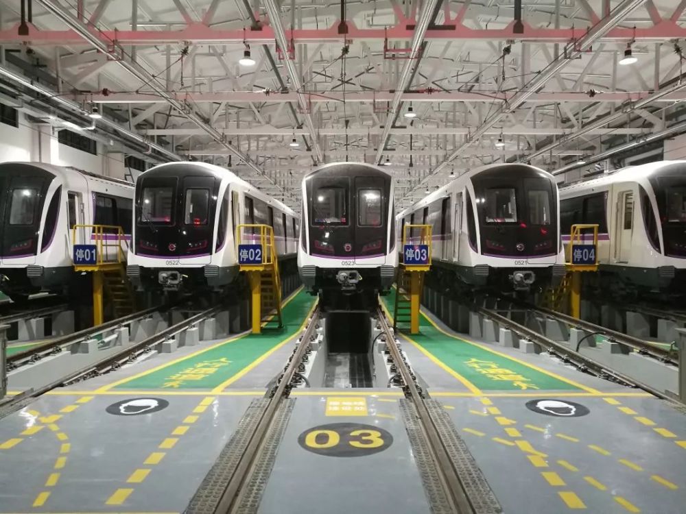 上海拟建的一条地铁线,共设18站,贯穿浦东与浦西