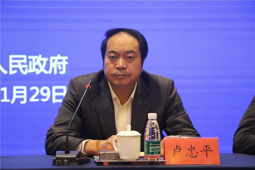 新闻发布会由市委常委,副市长卢忠平主持.