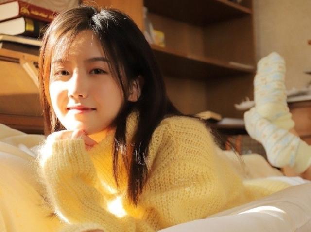 十二星座女各有一个小动作,令人心动不已,巨蟹是低头浅笑