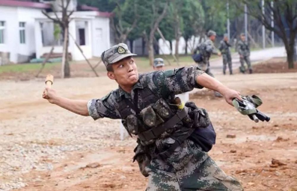 扔手榴弹中的"人肉追击炮",中国炮兵又刷新记录,远超合格线三倍还多!