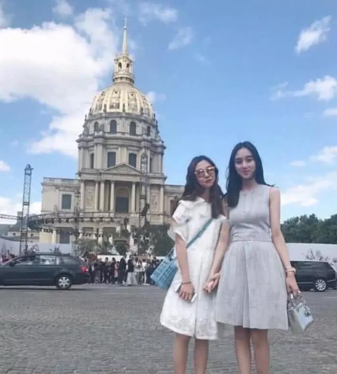 赌王最小女儿何超欣未修生图,眉眼简直梁安琪复制粘贴
