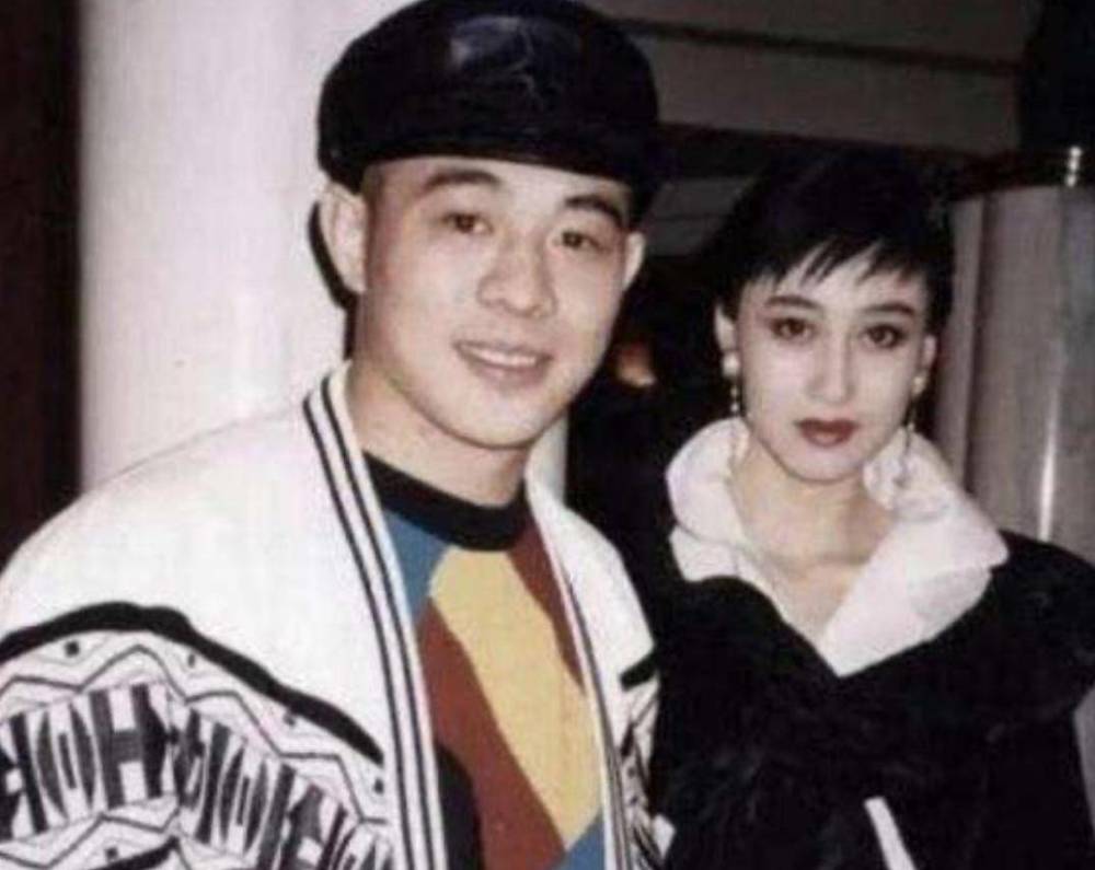 56岁李连杰近照曝光,满面笑容状态佳,与利智结婚20年恩爱如初