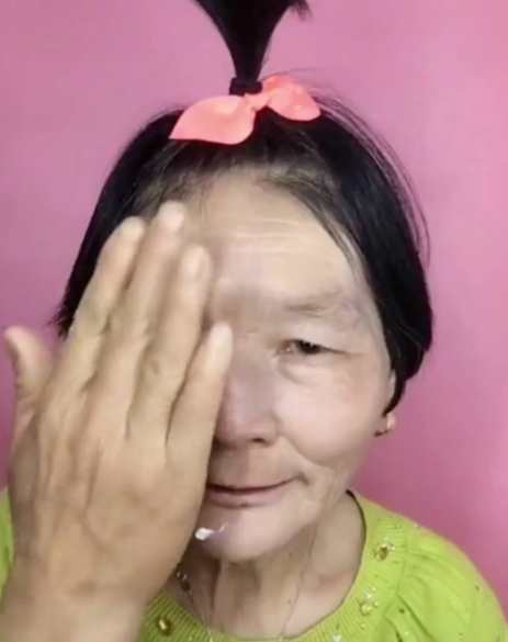 78岁老奶奶直播化"斩男妆",以为会很丑,涂上口红后惊艳全网