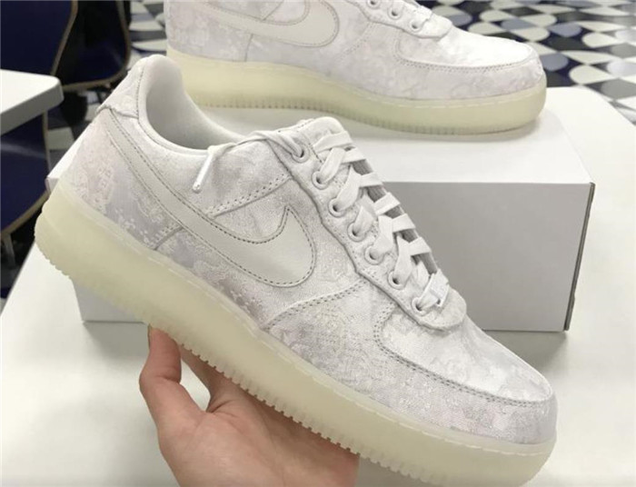 nike af1 ×clot 白丝绸:纯粹的中国风丝绸加上水晶底,简直是炫酷到家