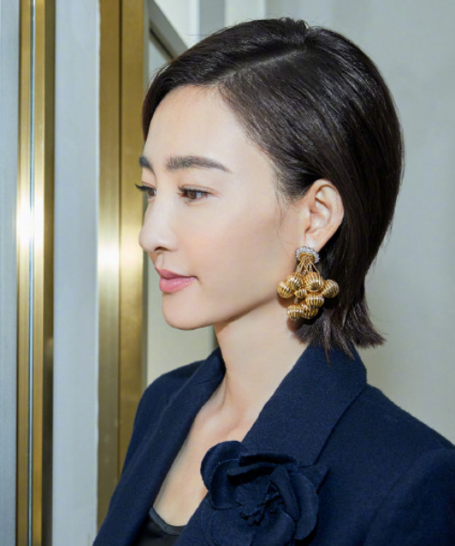演员王丽坤时尚写真,穿蓝色西装尽显知性魅力