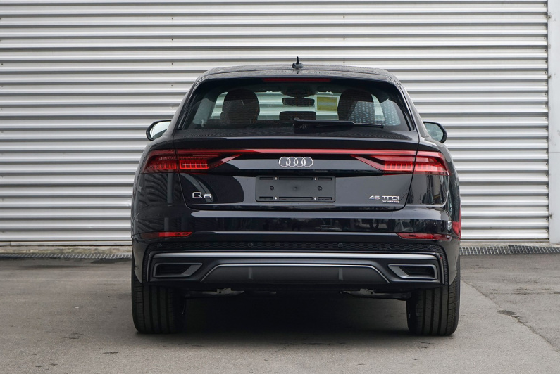 奥迪全新大型suv,超五米车长,3.0t 8挡手自一体,马力340匹