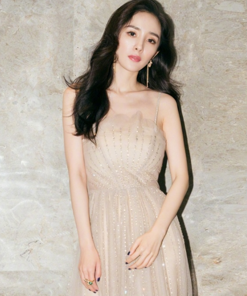 杨幂时尚造型写真,脸蛋优雅精致,给人一种怦然心动的感觉.