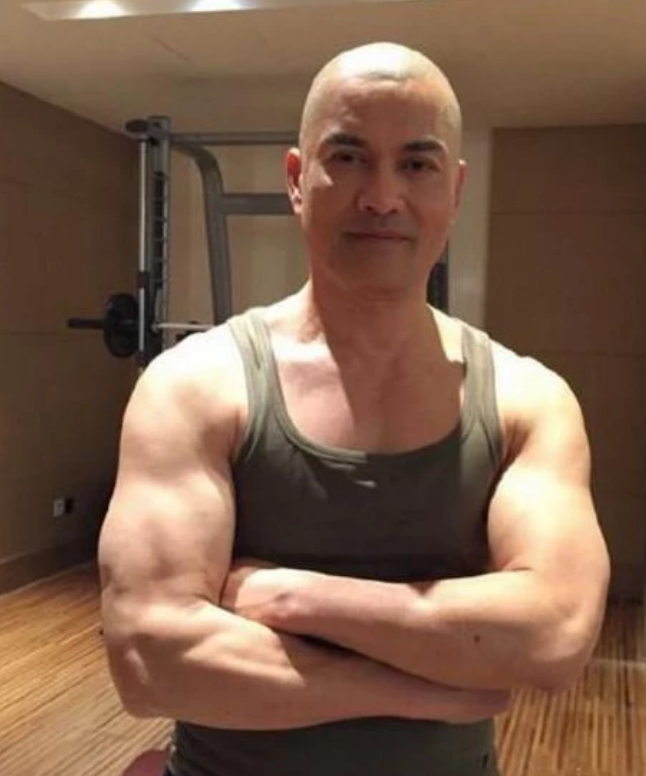 63岁吕良伟坚持健身,一身肌肉太吸睛,练健身身材变得太强壮