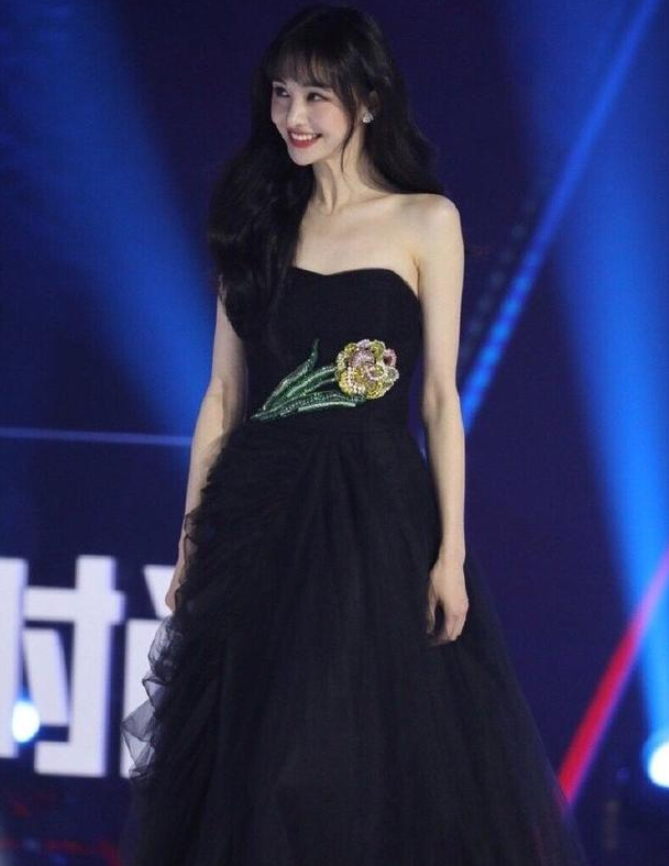 郑爽越来越美了,一袭黑色纱裙露"蝴蝶肩",披肩长发好温柔