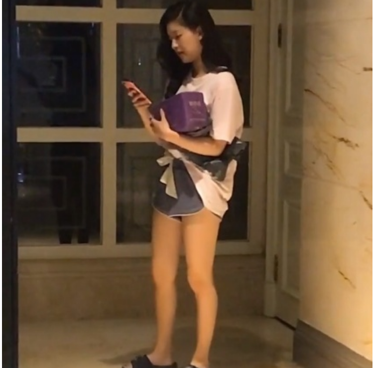 赵露思拿快递被路人偷拍,生图下真实腿型曝光,网友:再