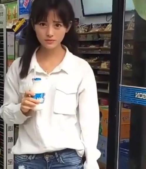 有网友扒出鞠婧祎出道前的照片,和出道后的样子还是有很大区别的.