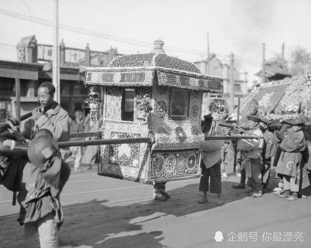 1917年,中国的葬礼.大户人家的葬礼可以供穷人一辈子的吃穿