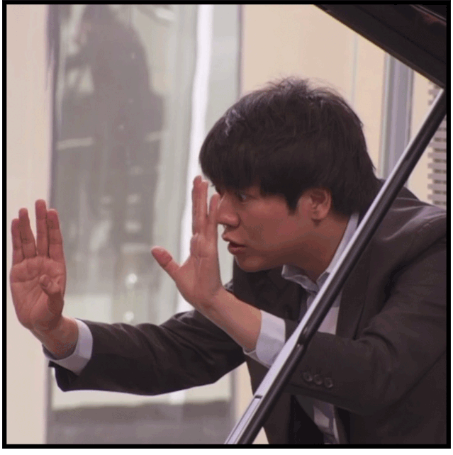 打掉了对方的眼镜 让他获得了「钢琴界表情帝」的封号 郎朗在练琴之余