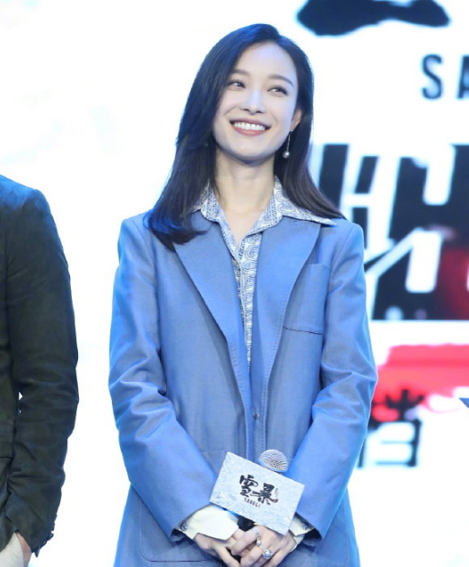 倪妮面对镜头露出甜美的笑容.