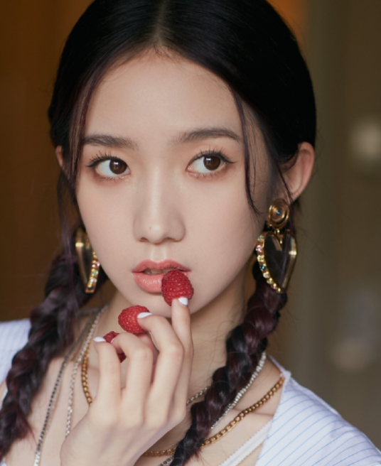 孟美岐唯美写真,大大的爱心耳环显得很有气质