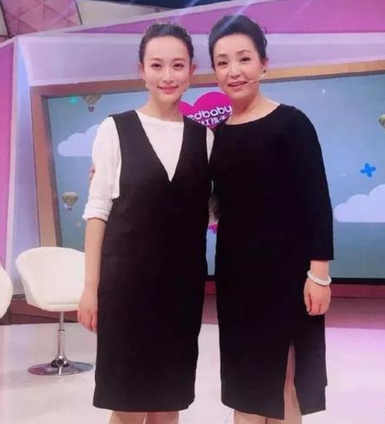58岁"皇后专业户"戴春荣,嫁给恩爱36年的老公,居然是我们最熟悉的他