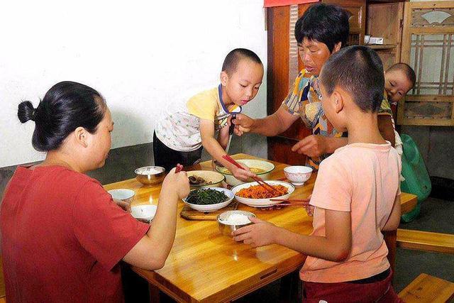 孩子吃饭的样子,暴露父母的教养和家庭教育,别让孩子毁在餐桌上
