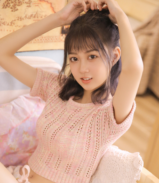 白皙大眼美女,性感居家写真,气质清新而优雅