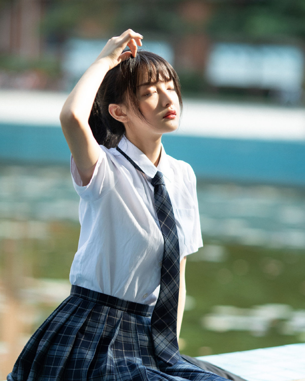 扎马尾的学生妹子,颜值气质绝佳,有校园女神的既视感