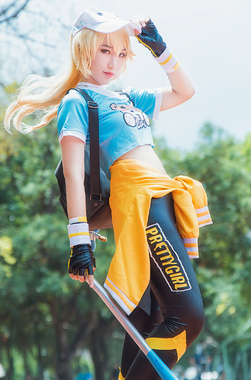 cosplay《王者荣耀》花木兰·青春决赛季,手持棒球棍的活力少女