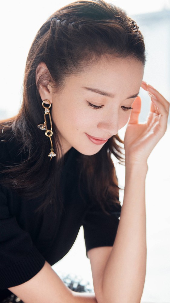 董洁精美写真,魅力十足,气质优雅高贵