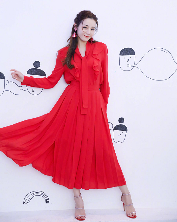 迪丽热巴穿红色高跟鞋摆拍,有谁注意到她的脚趾甲?还是第一次见!