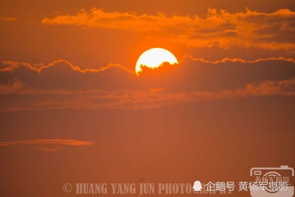 有些云朵虽然遮住了太阳但是难以挡住夕阳的光芒.