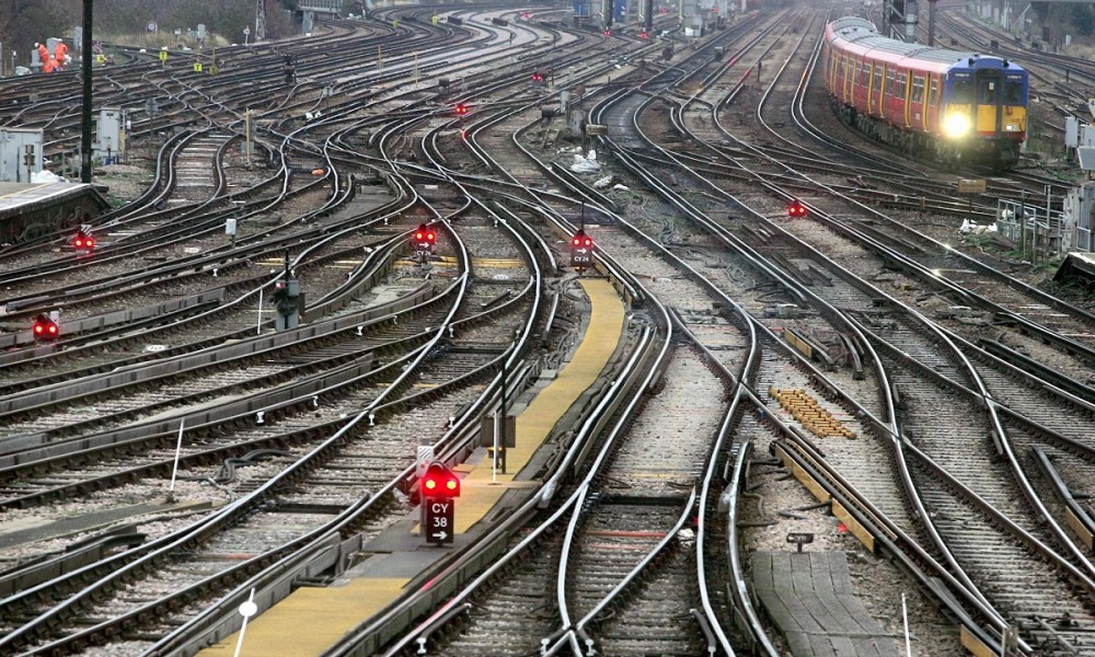 全球最大铁路站在中国,共有100多条交叉轨道,跑错一条