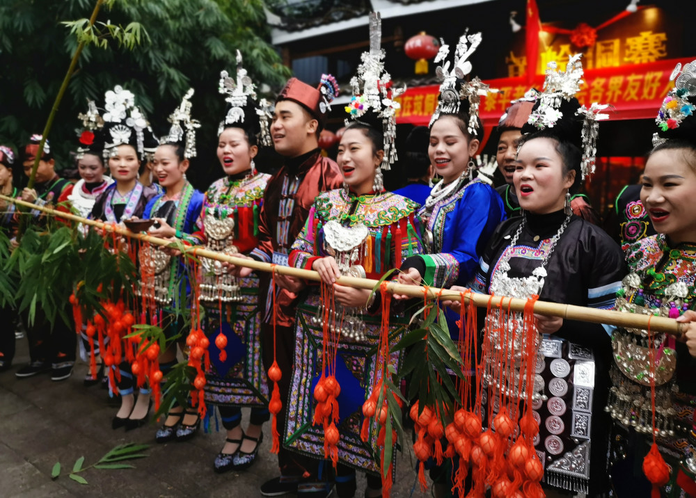 11月30日,2019贵阳侗年系列活动在贵阳市举行,近千名侗族同胞身着节日
