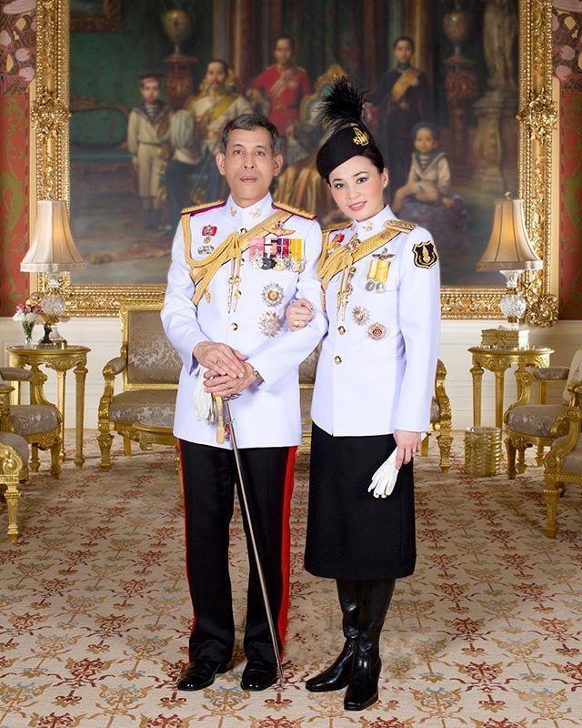 泰国王后总算笑开怀!高贵蓝撞衫被废的贵妃,牵国王的手会撒娇了