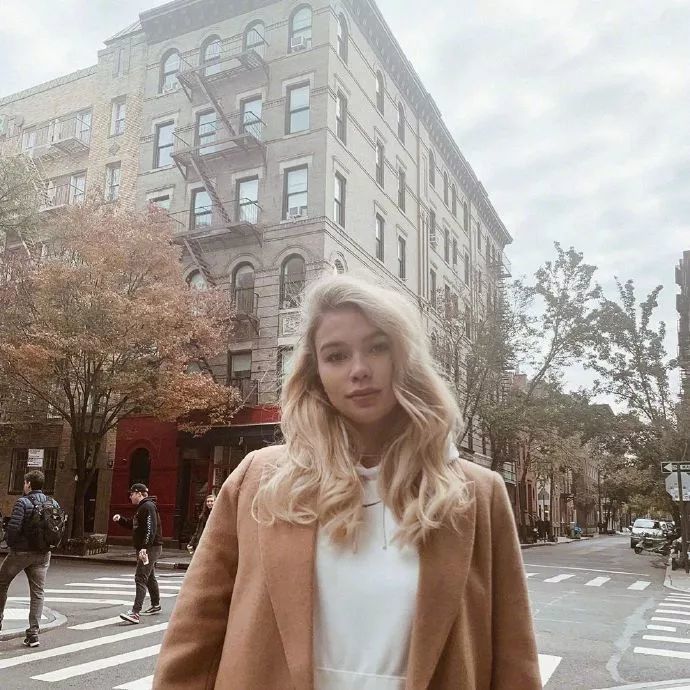 壁纸i 东契奇女友anamaria goltes
