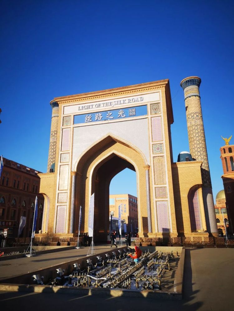 新疆伊宁市乾隆皇帝赐名为"宁远城",寓意远方安宁的美好愿望