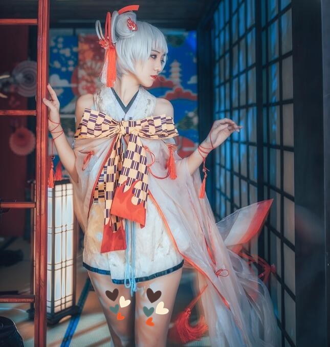 但是cos再美毕竟只是cos,在二次元圈子里有句话叫:只准cos不许ply