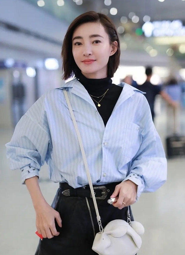 王丽坤是有多瘦?衬衫叠穿毛衣扎进s码裙子里,居然还有