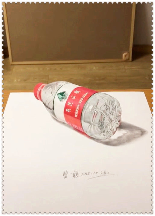 美术生手绘"矿泉水",以为比例画错了,裁掉一半之后:大
