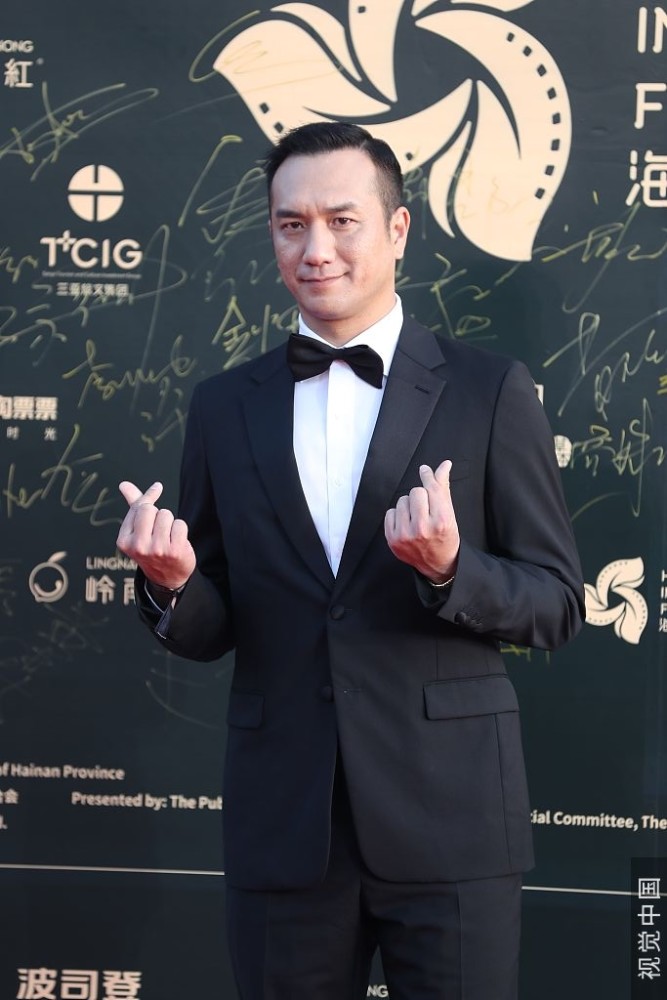黄觉双手比心,眉头紧皱表情亮了. 图片来源:视觉中国/视觉中国