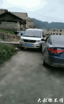 这种交通事故,有没有老司机来判断一下,这是谁的责任呢?