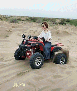 搞笑gif趣图:小姐姐开车技术很不错,差点就被沙子埋了!