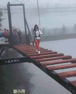 搞笑gif趣图:小姐姐开车技术很不错,差点就被沙子埋了!