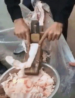 搞笑gif趣图:小姐姐开车技术很不错,差点就被沙子埋了!