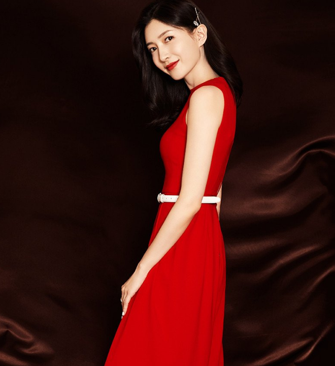 宅男女神江疏影,一袭红色长裙,优雅美丽