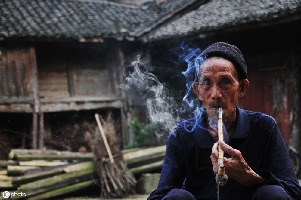 俗语"老人是条龙,向谁谁家穷"啥意思?有何道理?听老人