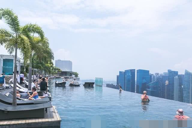 全球首个360度无边泳池,建在165米摩天大楼顶层,就问你敢游吗?