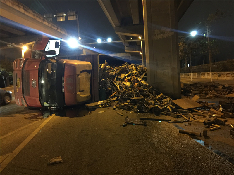 二环南路货车钢板突断侧翻 一车废铁撒落路面